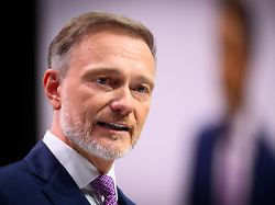 christian lindner bisheriger bundesvorsitzender der fdp spricht beim 76 ordentlichen bundesparteitag der fdp der fruehere fdp chef und finanzminister christian lindner wechselt in die autobranche