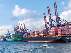 containerschiffe liegen am hamburger burchardtkai