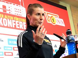 deu dfl 1 fbl 1 fc union pk 16 04 2026 stadion alte foersterei berlin deu dfl 1 fbl 1 fc union pk im bild cheftrainer marie louise eta 1