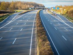 deu deutschland nordrhein westfalen muenster 28 03 2020 leere autobahn auf der bundesautobahn 1 bab 1 autobahn 1 a1 sind im bereich im des kreuz muenster nord nur vereinzelt fahrzeuge unterwegs