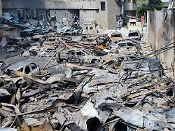 dieses foto wird von der russischen staatsagentur tass zur verfuegung gestellt lebanon beirut april 9 2026 a view of damaged vehicles in al mazraa neighborhood after an israeli airstrike