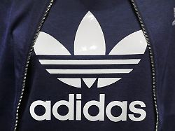das logo des sportartikelherstellers adidas ist waehrend einer pk auf einem kleidungsstueck zu sehen