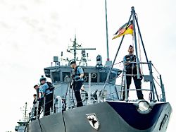 das minenjagdboot bad bevensen verlaesst den marinehafen kiel fuer einen einsatz in einem der staendigen minenabwehrverbaende der nato