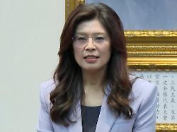 das video standbild zeigt die taiwanesische oppositionsfuehrerin cheng li wun vor ihrer reise nach china waehrend sie eine rede im hauptquartier der kuomintang kmt haelt