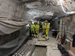 das kuenstliche erdbeben soll genau am felslabor ausgeloest werden bei dem hunderte sensoren angebracht sind