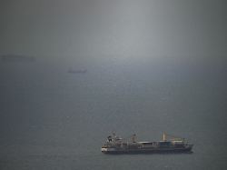 das unter jordanischer flagge fahrende frachtschiff bagdad faehrt im persischen golf vor der kueste der vereinigte arabischen emirate auf die strasse von hormus zu