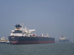 das unter liberianischer flagge fahrende tankschiff shenlong suezmax das rohoel aus saudi arabien geladen hat und durch die strasse von hormus gefahren ist liegt im hafen von mumbai