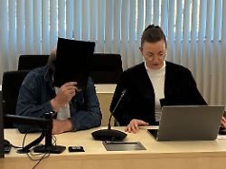 der angeklagte im prozess in dem es unter anderem um hunderte faelle von sexuellem kindesmissbrauch geht sitzt neben seiner verteidigerin anika klein