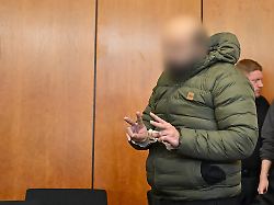 der angeklagte kommt in den sitzungssaal des landgerichts gegen den 31 jaehrigen laeuft ein sicherungsverfahren wegen des gewaltsamen todes einer 16 jaehrigen am bahnhof friedland