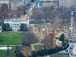 der bau des ballsaals im weissen haus wo einst der ostfluegel stand wird fortgesetzt