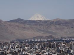 der damavand gipfel der hoechste gipfel im iran ist im suedosten teherans zu sehen