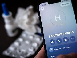 der hausarzt schreibt einen krank bei arbeitsunfaehigkeit zahlt der arbeitgeber dann das volle gehalt fuer einen zeitraum von bis zu sechs wochen weiter