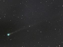 der komet mit dem namen c 2025 r3 panstarrs ist am nachthimmel zu sehen dieser komet laesst sich derzeit deutschlandweit in den fruehen morgenstunden bei klarer sicht beobachten