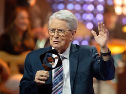 der moderator frank elstner sthet bei der gala zur 62 grimme preisverleihung mit dem preis fuer sein lebenswerk auf der buehne