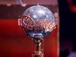 der pokal fuer die sieger zu sehen bei der 18 staffel der rtl tanzshow lets dance im coloneum koeln 25 04