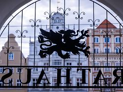 der schriftzug rathaus haengt ueber dem haupteingang zum gebaeude der stadtverwaltung