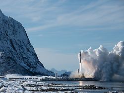 der teststart der spectrum rakete des deutschen herstellers isar aerospace im maerz das unternehmen hat die testphase seiner rakete noch nicht abgeschlossen aber bereits kommerzielle auftraege erhalten