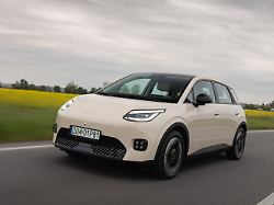 der chinesische autokonzern gac kommt nun mit seiner elektromarke aion und dem ersten modell ut nach europa