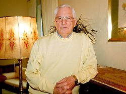 der ehemalige fussball bundestrainer jupp derwall steht am 24 02 1999 in seiner wohnung in st ingbert