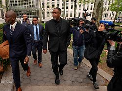 der ehemalige nba spieler und assistenztrainer damon jones kommt in new york vor dem bundesgericht in brooklyn an