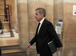 der ehemalige franzoesische praesident nicolas sarkozy trifft vor dem berufungsgericht in paris ein um in seinem prozess gegen eine verurteilung wegen illegaler wahlkampfgelder aus libyen auszusagen