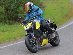 der erfrischende landstrassenjaeger cb750 hornet hat als grosses update die optionale e clutch bekommen