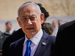 der israelische ministerpraesident benjamin netanjahu nimmt an einer zeremonie anlaesslich des jaehrlichen holocaust gedenktags in der holocaust gedenkstaette yad vashem in jerusalem teil