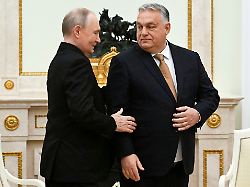 der russische praesident wladimir putin l spricht mit dem ungarischen ministerpraesidenten viktor orban waehrend ihres treffens im senatspalast des kremls in moskau