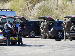 derzeit bereitet sich das spezialeinsatzkommando auf den einsatz vor ein mann gab mehrere schuesse ab und fluechtet die polizei sucht nach dem tatverdaechtigen er koennte in einem waldstueck sein