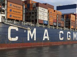 detailansicht schriftzug und container auf dem containerschiff cma cgm estelle der reederei cma cgm im abendlicht hafen von hamburg deutschland