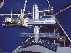 deutschland hannover expo 2000 pavillon russland detail ueberschrift hannover expo copyright kpa aufnahmedatum geschaetzt unitedarchives00639739