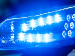 deutschland muenchen april 2026 blaulicht bei polizeieinsatz einsatzfahrzeug der polizei hersteller fg haensch warnsysteme symbolfoto notfall 110 einsatz bayern