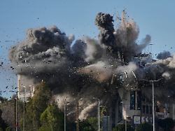 dichter rauch steigt auf nachdem ein israelischer luftangriff ein gebaeude in der naehe der flughafenstrasse getroffen hat 1