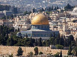 die altstadt von jerusalem israel mit dem tempelberg am 28 09 2023 zu sehen ist unter anderem der felsendom mit seiner goldenen kuppel