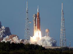 die artemis ii mondrakete der nasa hebt von der startrampe 39 b des kennedy space center in cape canaveral florida ab 3
