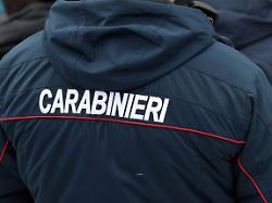 die carabinieri stehen im hintergrund und sorgen fuer sicherheit beim biathlon einzel frauen olympische winterspiele 2026 in mailand cortina italien