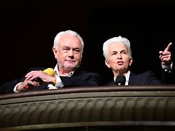 die fdp spitzenpolitiker wolfgang kubicki l und marie agnes strack zimmermann sitzen beim traditionellen dreikoenigstreffen der fdp im opernhaus in einer loge