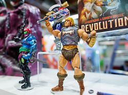 die figur he man r von masters of the universe ist waehrend der 73 internationalen spielwarenmesse am stand von mattel zu sehen