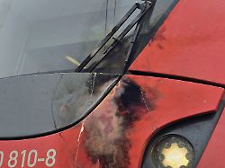 die oberleitung war von dem triebwagen erfasst worden