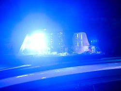 die polizei sperrt die b72 nach einem schweren unfall