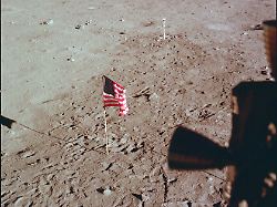 die tranquility base und die us flagge sind aus einem fenster der mondlandefaehre zu sehen