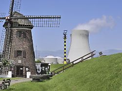 die windmuehle scheldedijkmolen und die kuehltuerme des kernkraftwerks doel entlang der schelde bei kieldrecht beveren belgien europa