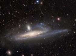 die zwerggalaxie ngc 1531 und die grosse spiralgalaxie ngc 1532 kurz vor der verschmelzung
