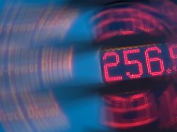 die aktuellen spritpreise fuer benzin und diesel werden an einer tankstelle angezeigt nur fuer redaktionelle zwecke fotomontage digital bearbeitet