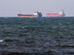 die geenterten schiffe caffa l und sea owl i ankern nebeneinander vor der kueste schwedens beide sollen zur sogenannten schattenflotte gehoeren