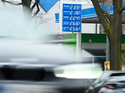 die gestiegenen spritpreise sind auf der anzeigetafel einer tankstelle zu sehen