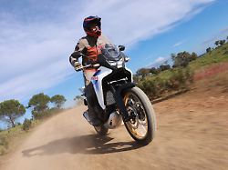 die neue xl750 transalp kommt in diesem jahr ausschliesslich mit der automatisierten kupplung e clutch