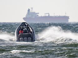 die schwedische polizei national task force ni und die kuestenwache sind auf dem weg zu dem bereits geenterten tanker sea owl i der vor der kueste schwedens liegt