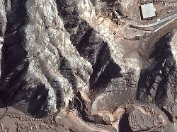 dieses von maxar technologies zur verfuegung gestellte satellitenbild vom 24 juni 2025 zeigt die tunneleingaenge des isfahan nuclear technology center im iran nach den juengsten luftangriffen 1