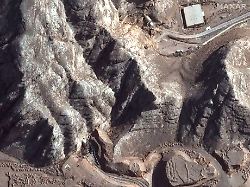 dieses von maxar technologies zur verfuegung gestellte satellitenbild vom 24 juni 2025 zeigt die tunneleingaenge des isfahan nuclear technology center im iran nach den juengsten luftangriffen